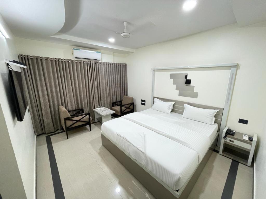 Sr Hotel Anakapalle Exterior photo